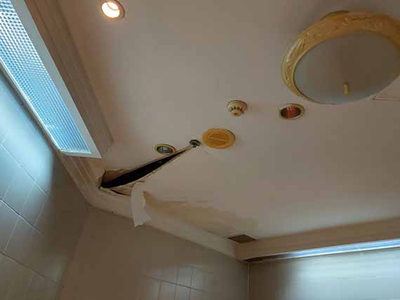 Nguyên nhân và cách khắc phục trần thạch cao bị thấm nước
