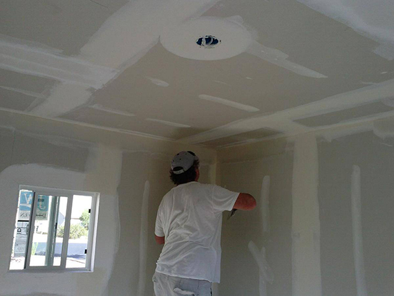 Nguyên nhân và cách khắc phục trần thạch cao bị thấm nước